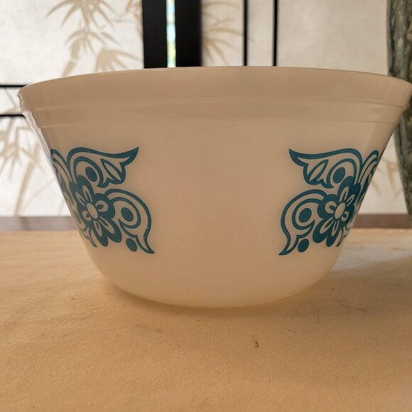 Federal Glass 2 1/2 Quart Mixing Bowl Blue Tulip Floral - Rare Production Error - Picture 2 of 4